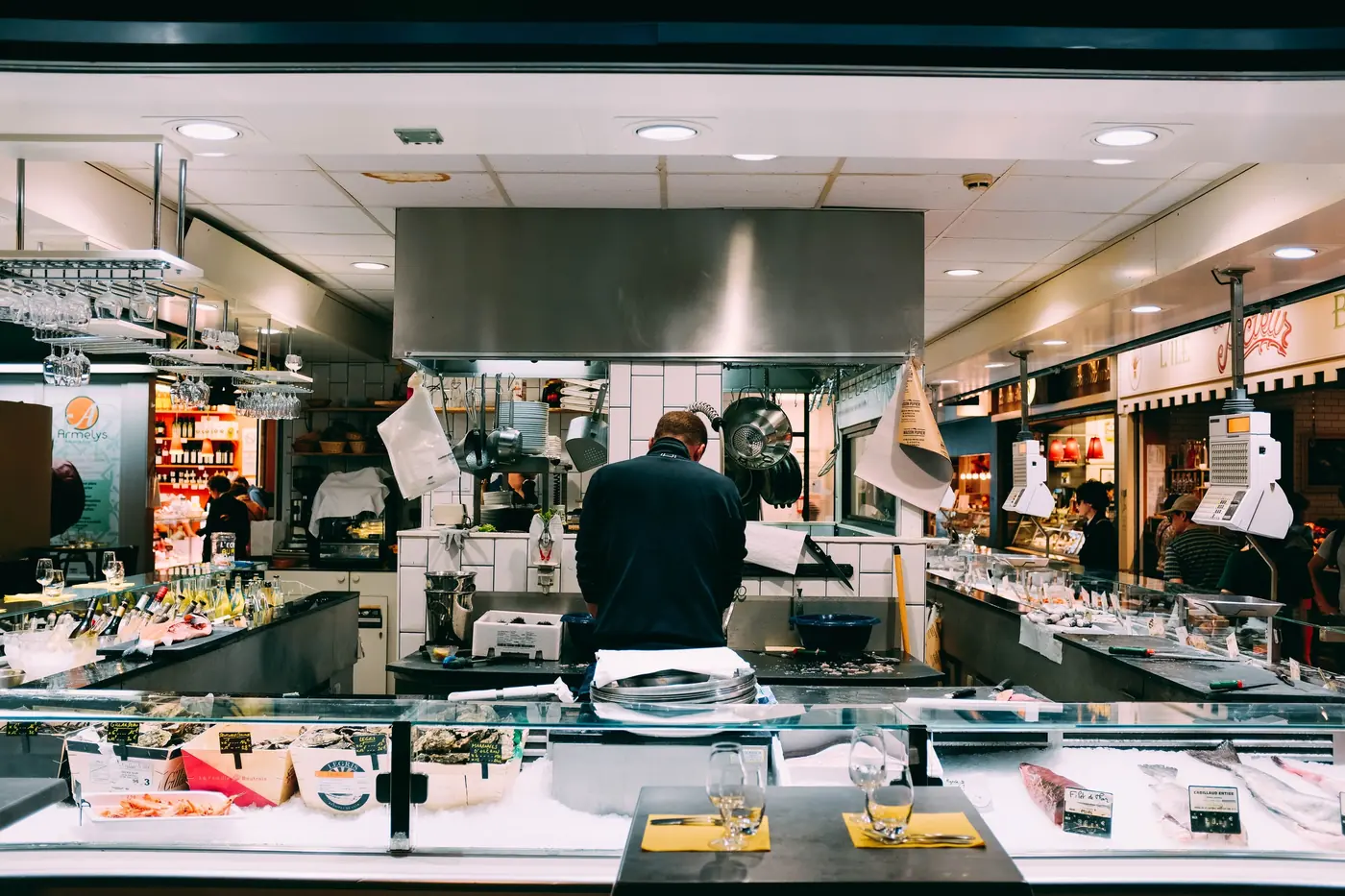 Koks aan het werk in een open restaurantkeuken